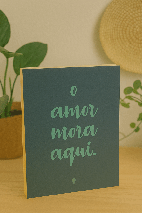 Quadro O Amor Mora Aqui - Tamanho P